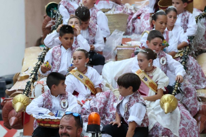 Les carrosses de Gata omplin el recorregut d’enginy, confeti,… i crítiques per l’entrada de bous “sorpresa” Les carrosses de Gata omplin el recorregut d’enginy, confeti,… i crítiques per l’entrada de bous “sorpresa”